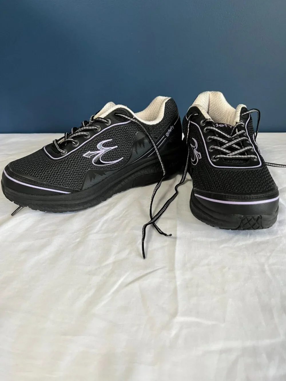 Gravity Defyer Women’s Shoe Black With Lilac Trim Size 9.5